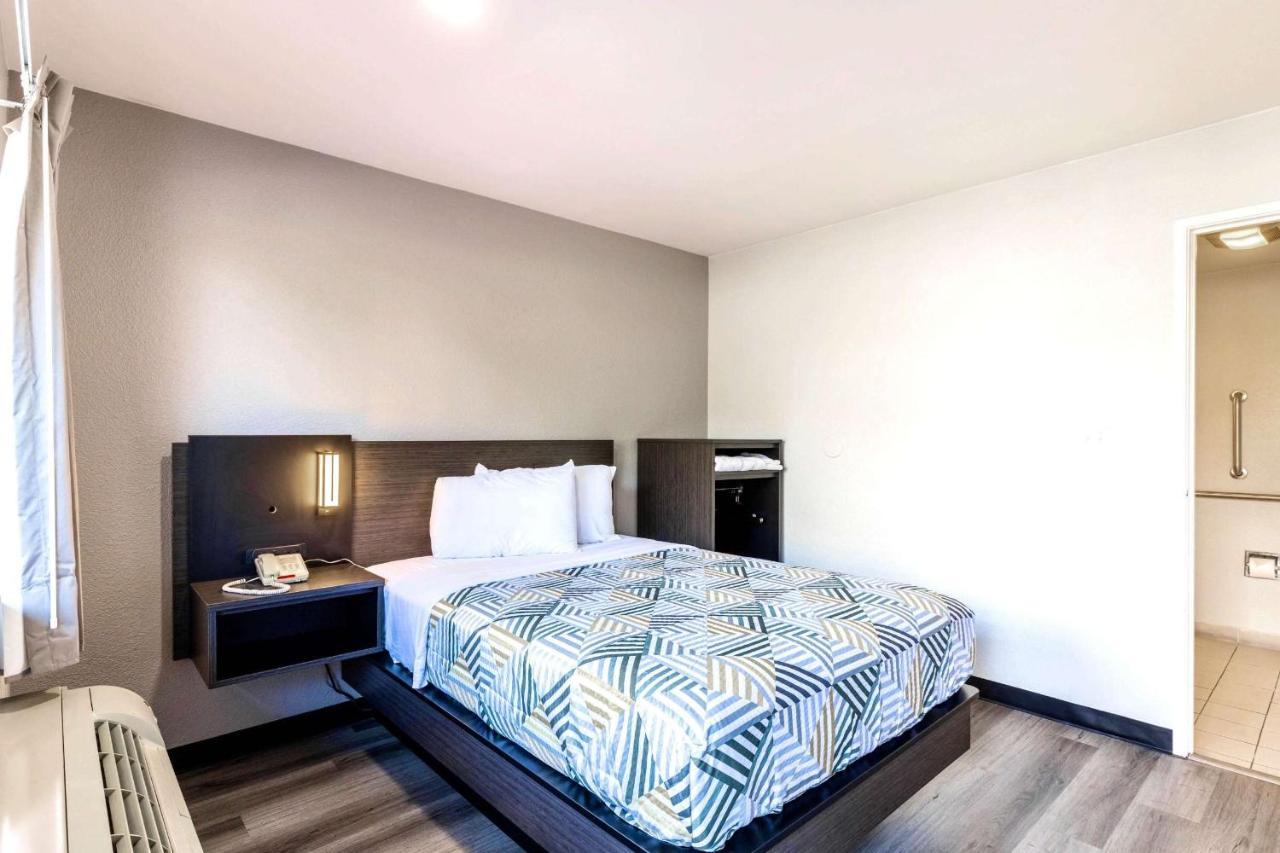 Hotel 6-carlsbad, Ca - East Near Legoland 2*