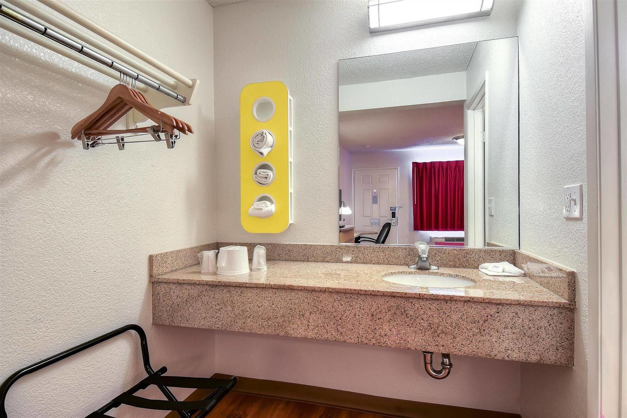 Hotel 6-carlsbad, Ca - East Near Legoland 2*