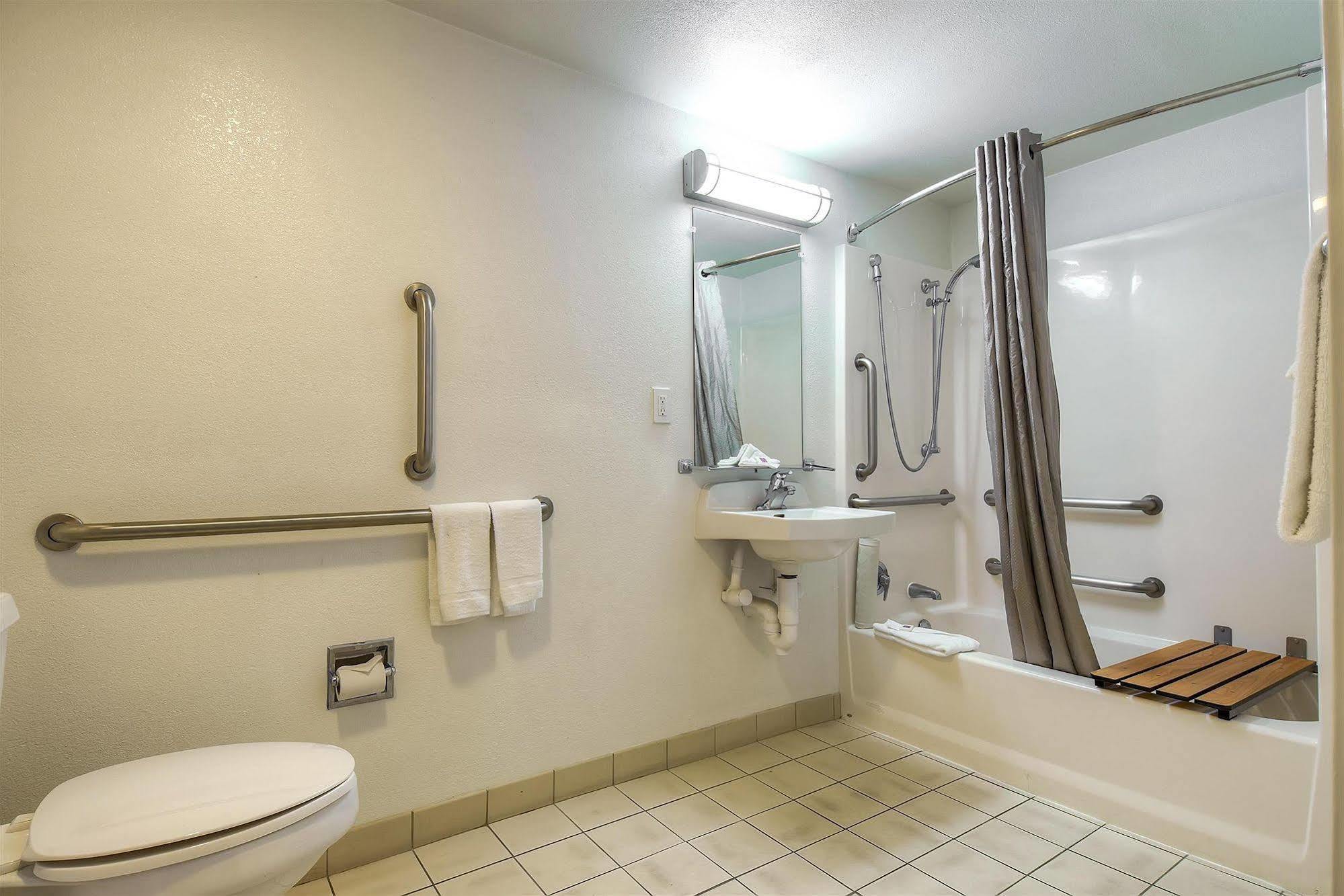 Hotel 6-carlsbad, Ca - East Near Legoland