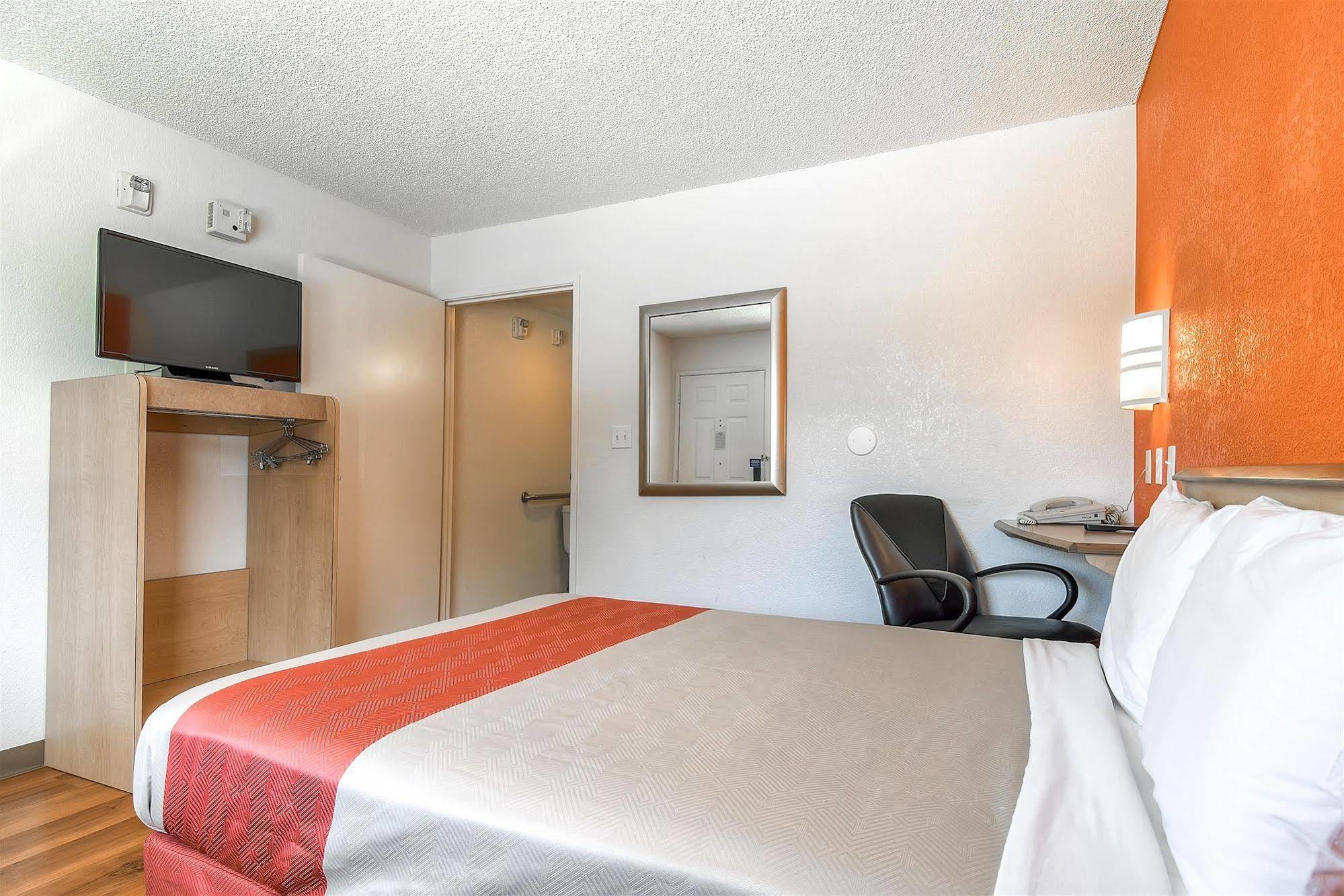 Hotel 6-carlsbad, Ca - East Near Legoland 2*