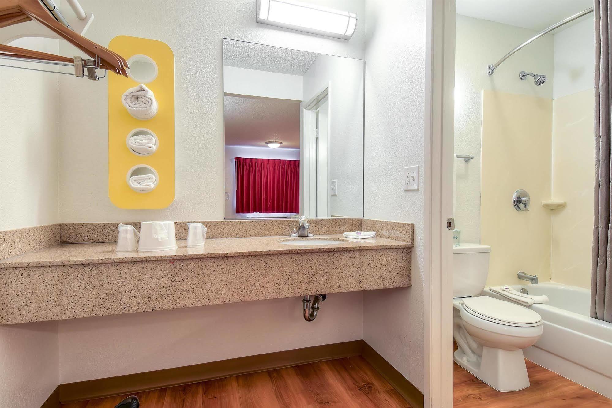 Hotel 6-carlsbad, Ca - East Near Legoland