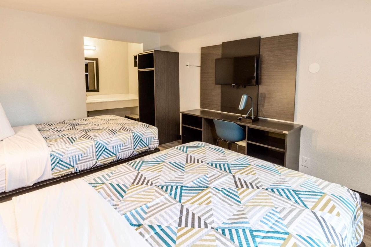 Hotel 6-carlsbad, Ca - East Near Legoland 3*